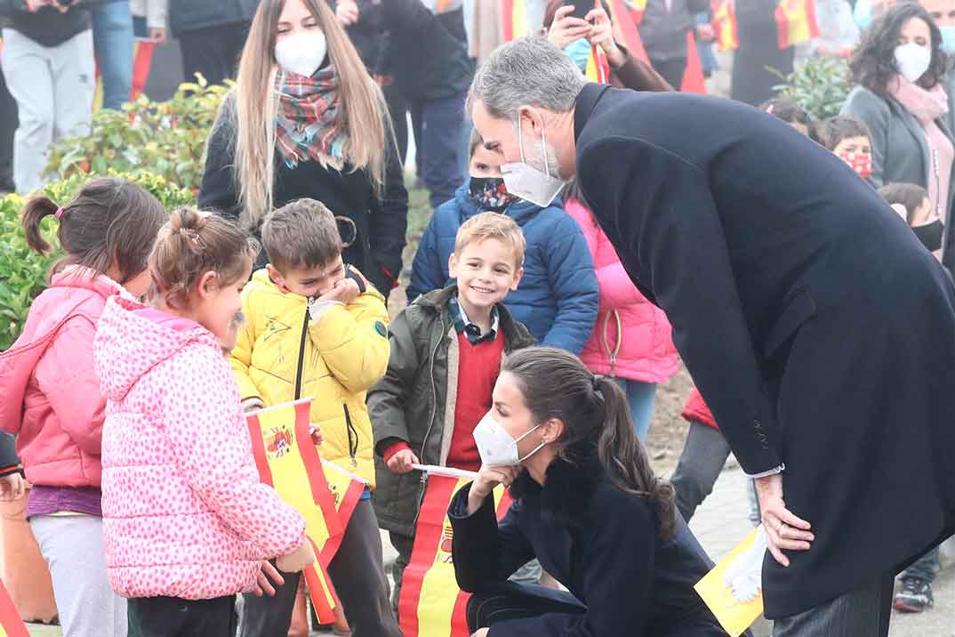 Los reyes Felipe y Letizia con mayores dependientes en Brea de Tajo  © Casa S.M. El Rey