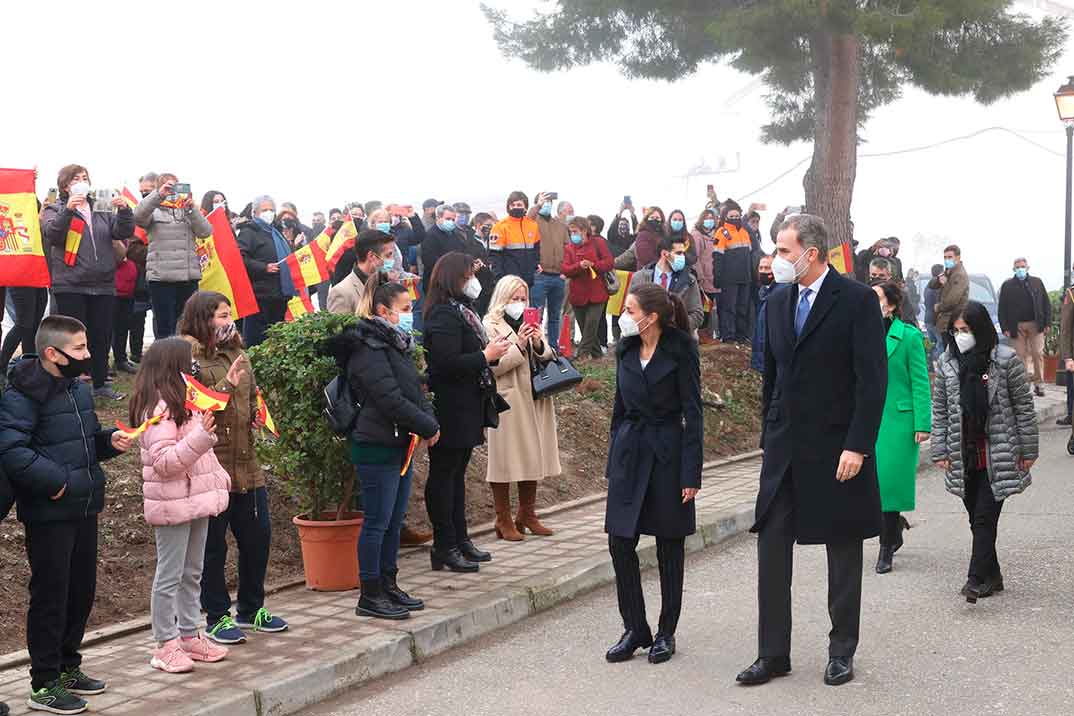 Los reyes Felipe y Letizia con mayores dependientes en Brea de Tajo  © Casa S.M. El Rey