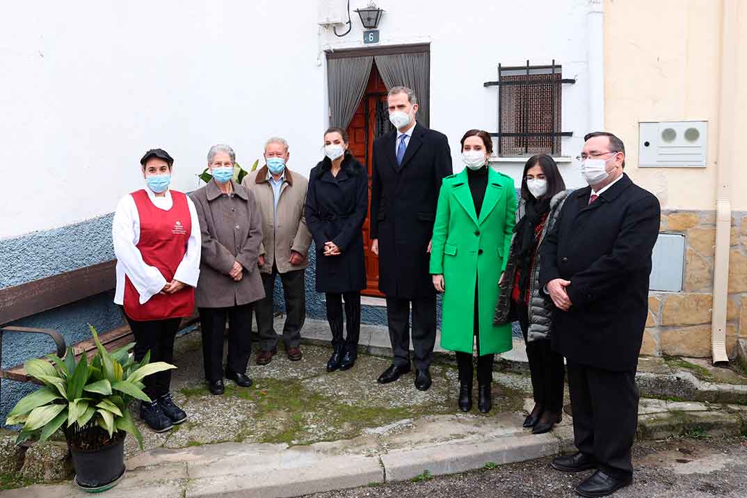 Los reyes Felipe y Letizia con mayores dependientes en Brea de Tajo  © Casa S.M. El Rey