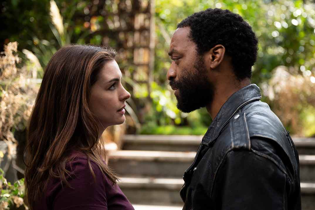 Anne Hathaway y Chiwetel Ejiofor - Confinados © HBO España