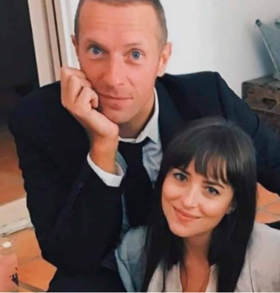 Dakota Johnson y Chris Martin © Redes Sociales