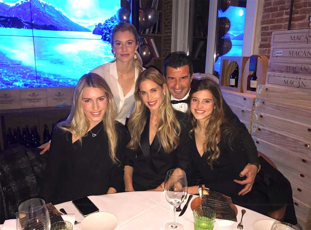 Luis Figo y Helen Svedin con sus tres hijas © Instagram