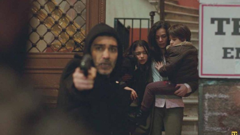 «Mujer» Capítulo 45: Bahar huye con Sarp ante los ojos de Arif