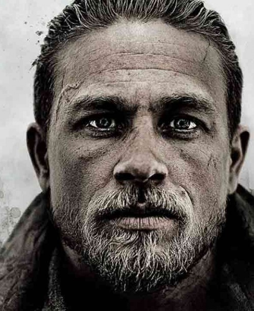 ‘Rey Arturo: la leyenda de Excalibur’  de Guy Ritchie con Charlie Hunnam y Jude Law