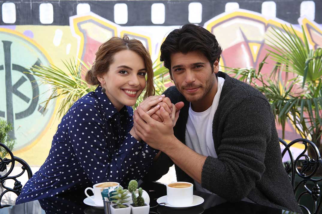 Can Yaman y Yeliz Kuvancı - Matrimonio por sorpresa © Mediaset