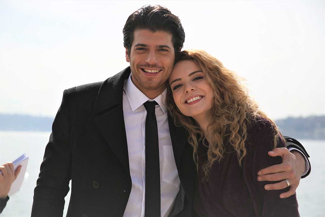 Can Yaman y Yeliz Kuvancı - Matrimonio por sorpresa © Mediaset