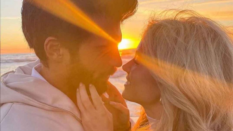 La novia de Can Yaman, pillada besando a otro hombre