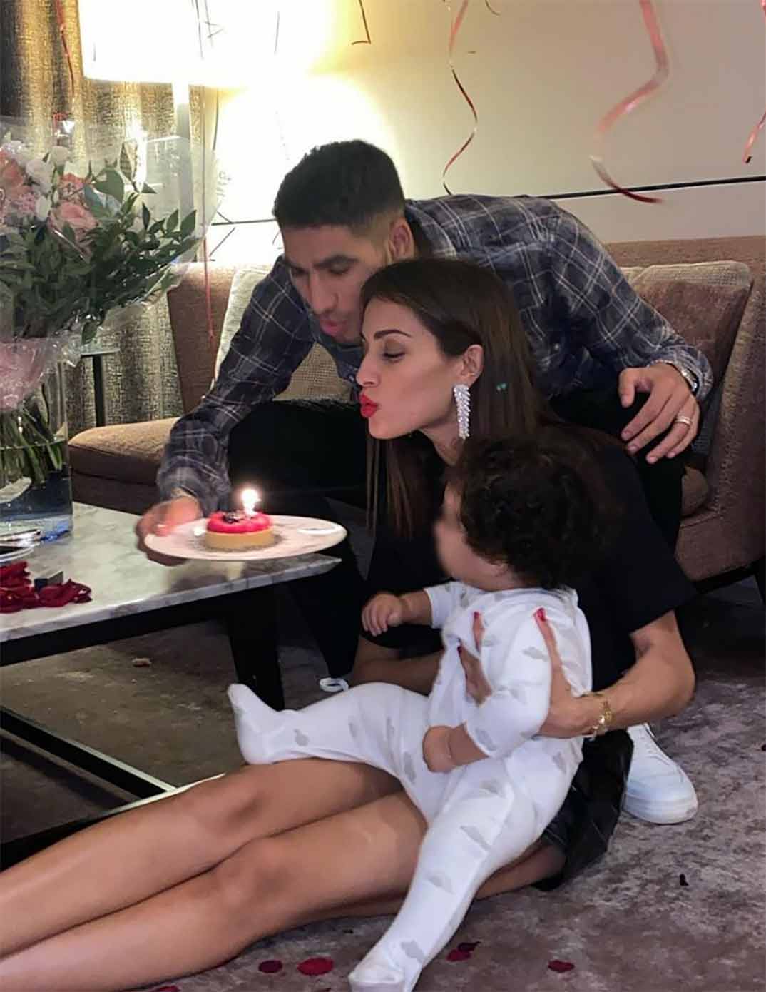 Hiba Abouk y Achraf Hakimi con el pequeño Amín © Instagram