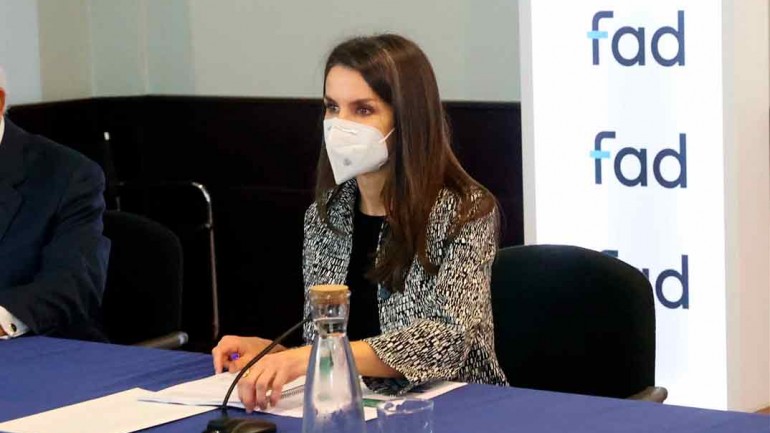 La reina Letizia recupera su abrigo mas chic de Nina Ricci