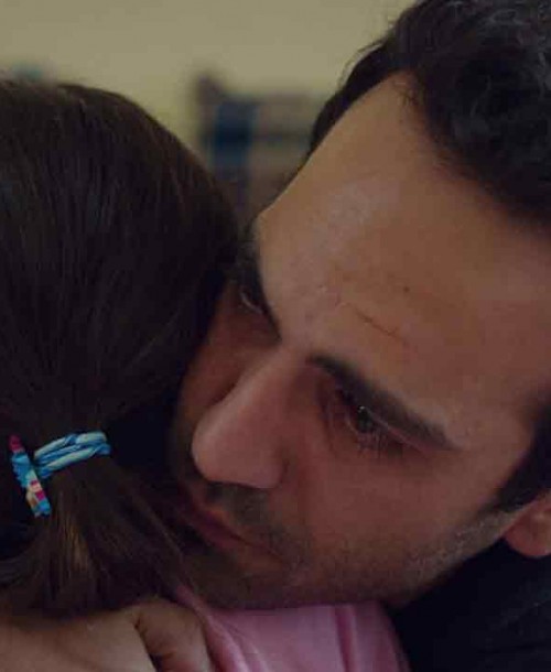 “Mi hija” Capítulo 9: Demir abraza a Öykü tras descubrir su enfermedad