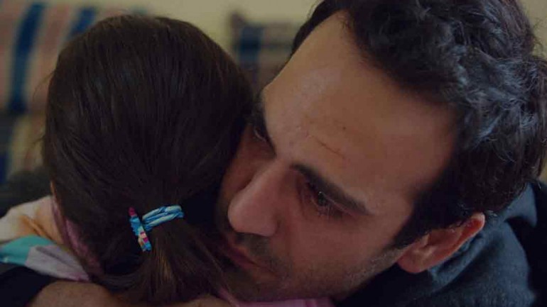 “Mi hija” Capítulo 9: Demir abraza a Öykü tras descubrir su enfermedad