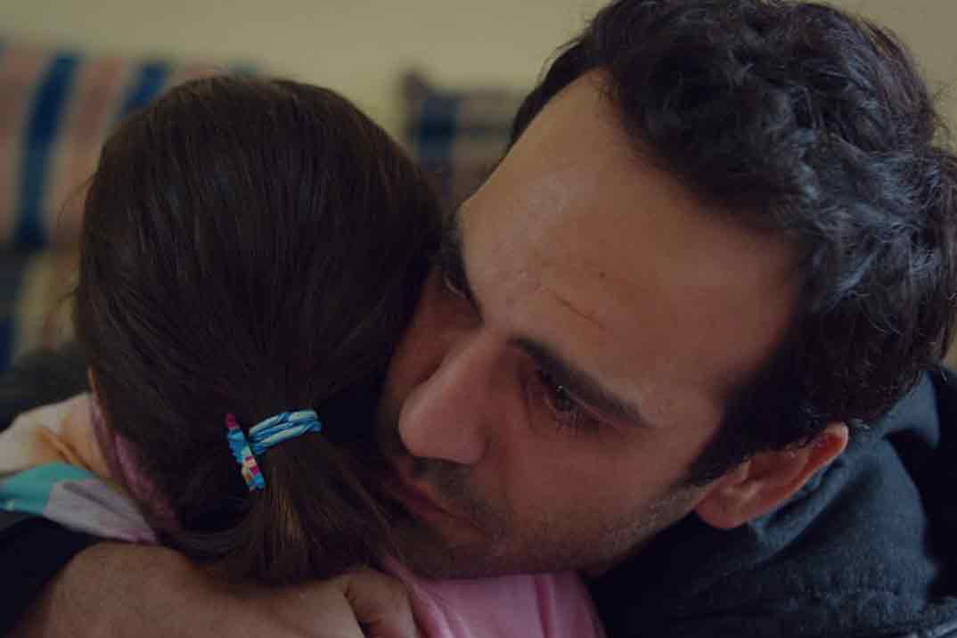 “Mi hija” Capítulo 9: Demir abraza a Öykü tras descubrir su enfermedad