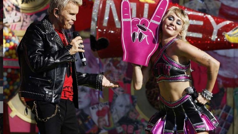 Super Bowl 2021: Así fueron las actuaciones de  Miley Cyrus y The Weeknd en el midtime