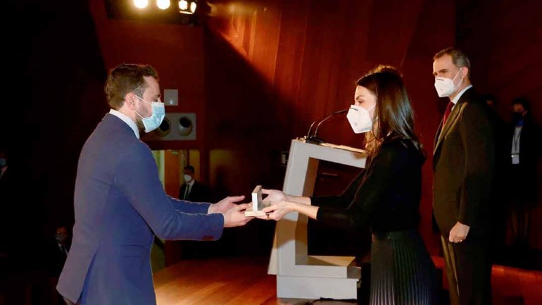 La reina Letizia actualiza su falda midi plisada preferida