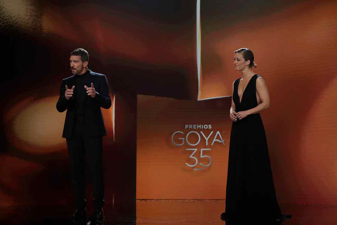 Los presentadores de los Goya Antonio Banderas y María Casado ©Miguel Córdoba – Cortesía de la Academia de Cine