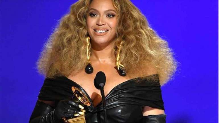 Taylor Swift y Beyoncé hacen historia en los premios Grammy