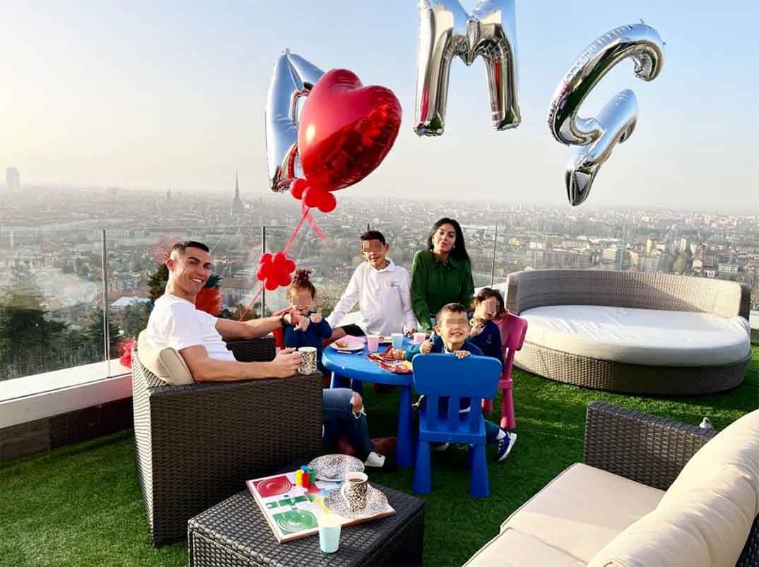 Cristiano Ronaldo y Georgina Rodríguez con sus hijos © Instagram