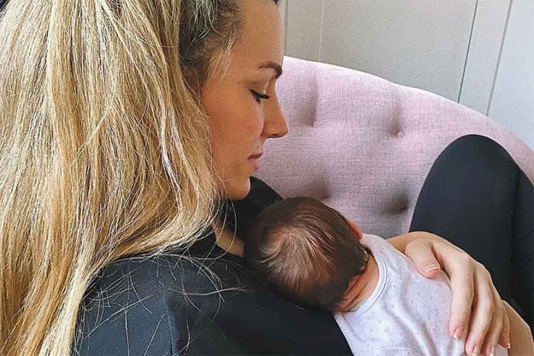 El primer paseo de Edurne con su pequeña Yanay