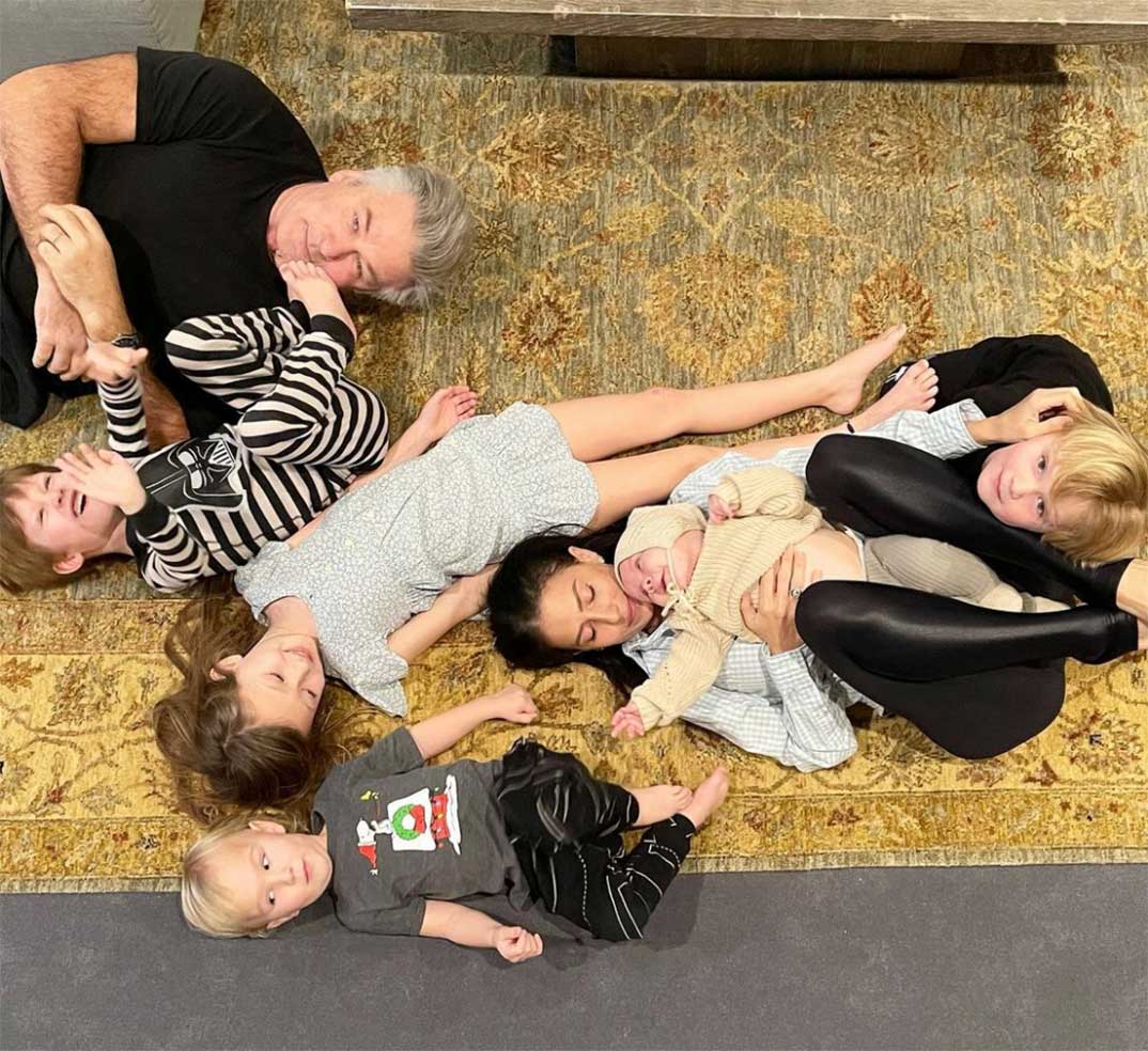 Alec Baldwin e Hilaria Baldwin con sus hijos © Instagram