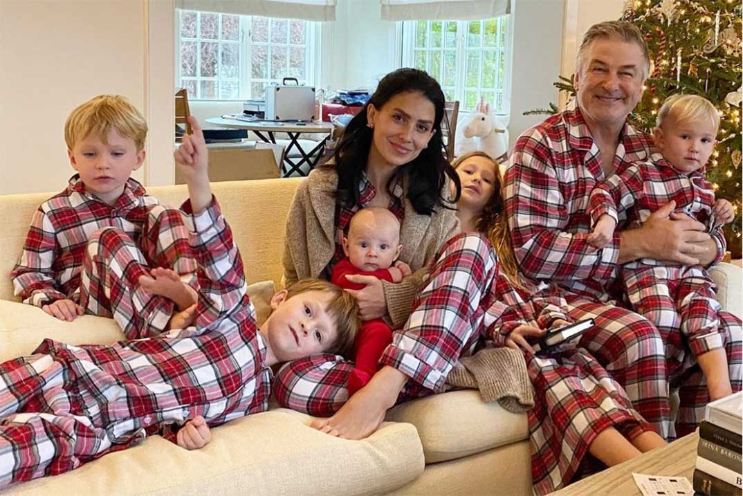 Alec Baldwin e Hilaria Baldwin con sus hijos © Instagram