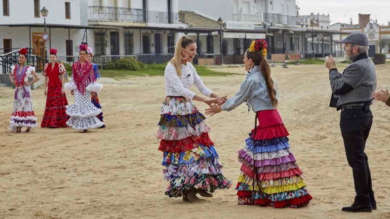 “Maestros de la costura” viaja a El Rocío para sumergirse en la moda flamenca