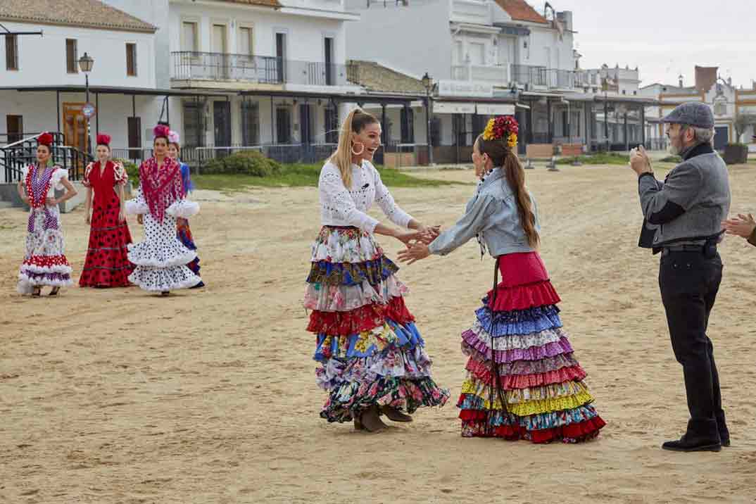 “Maestros de la costura” viaja a El Rocío para sumergirse en la moda flamenca