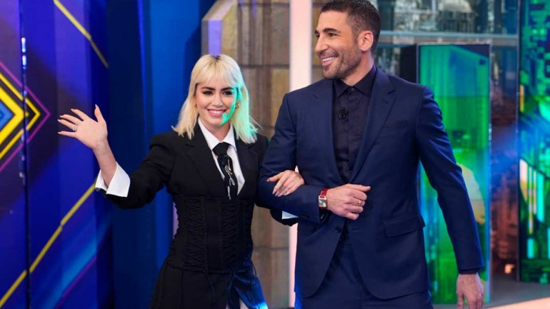 Miguel Ángel Silvestre confiesa estar «loquito» por Lali Espósito