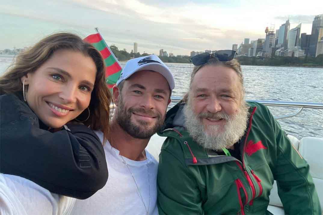 Elsa Pataky y Chris Hemsworth se divierten en el rugby con un irreconocible Russell Crowe