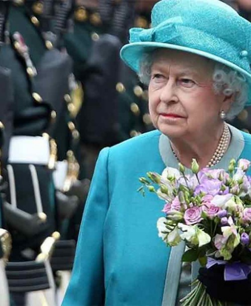 La reina Isabel II rompe su silencio y asegura estar «preocupada» por los duques de Sussex