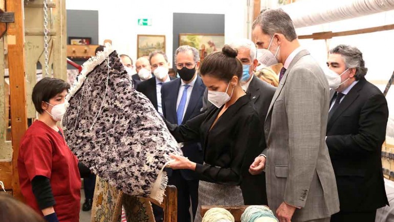 Los Reyes conjuntan sus estilismos para visitar la Real Fábrica de Tapices