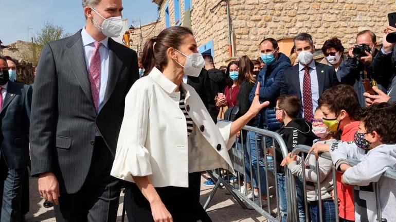 El perfecto look primaveral de la reina Letizia, con una chaqueta con 12 años