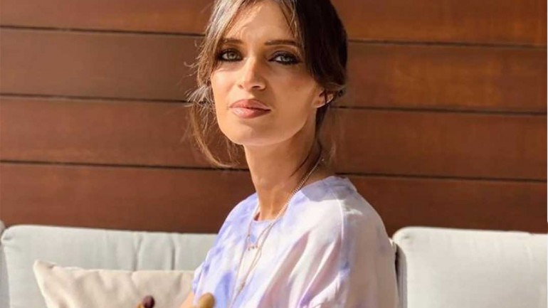 Sara Carbonero se adelanta a la primavera con un look tie-dye