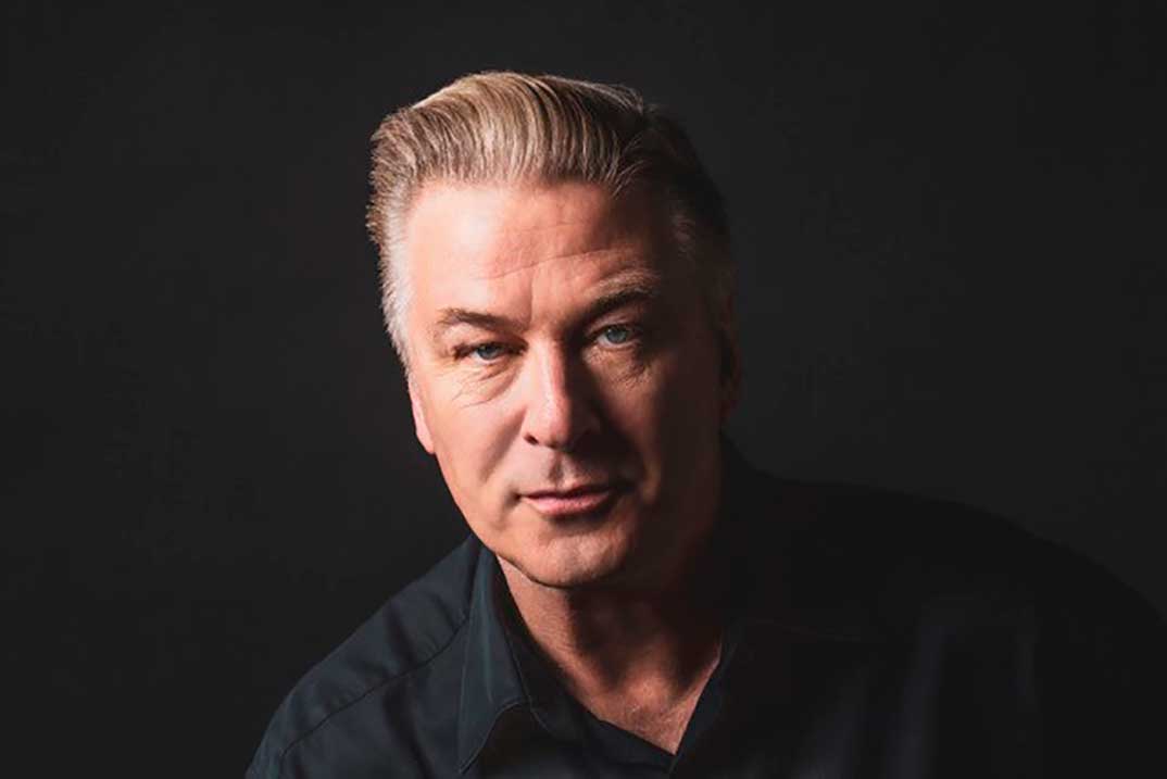 Alec Baldwin mata accidentalmente a una compañera de rodaje