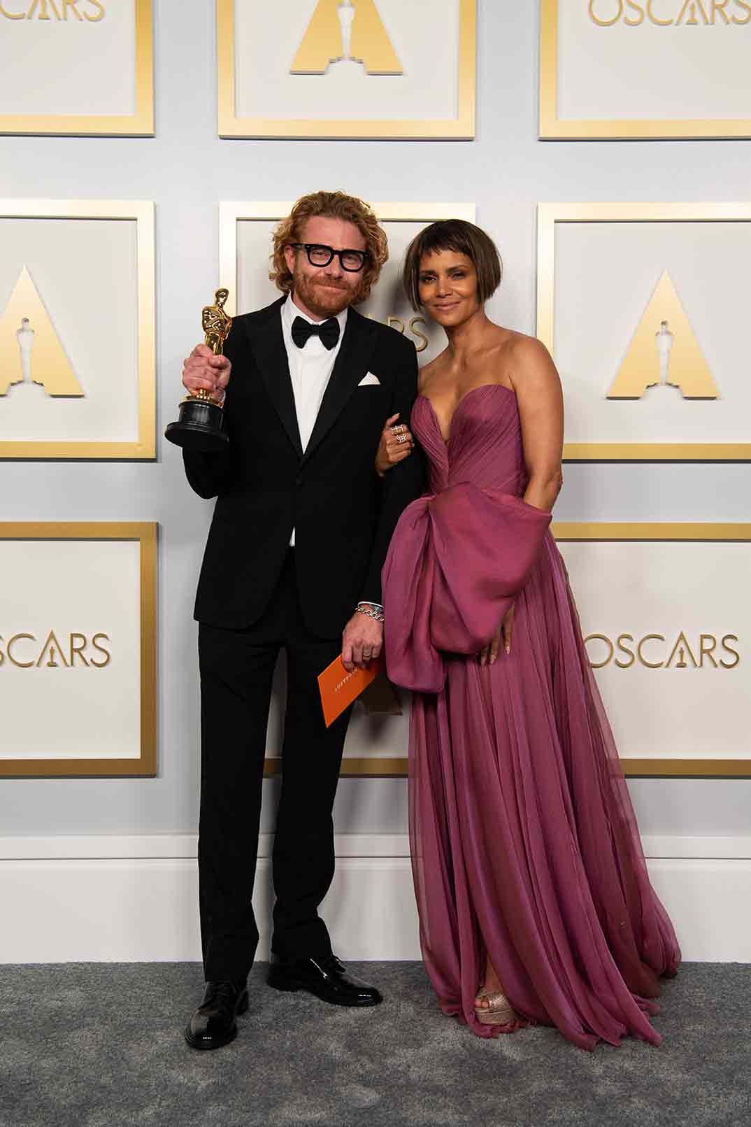 Erik Messerschmidt y Halle Berry - Premios Oscar 2021 © Matt Petit / AMPAS