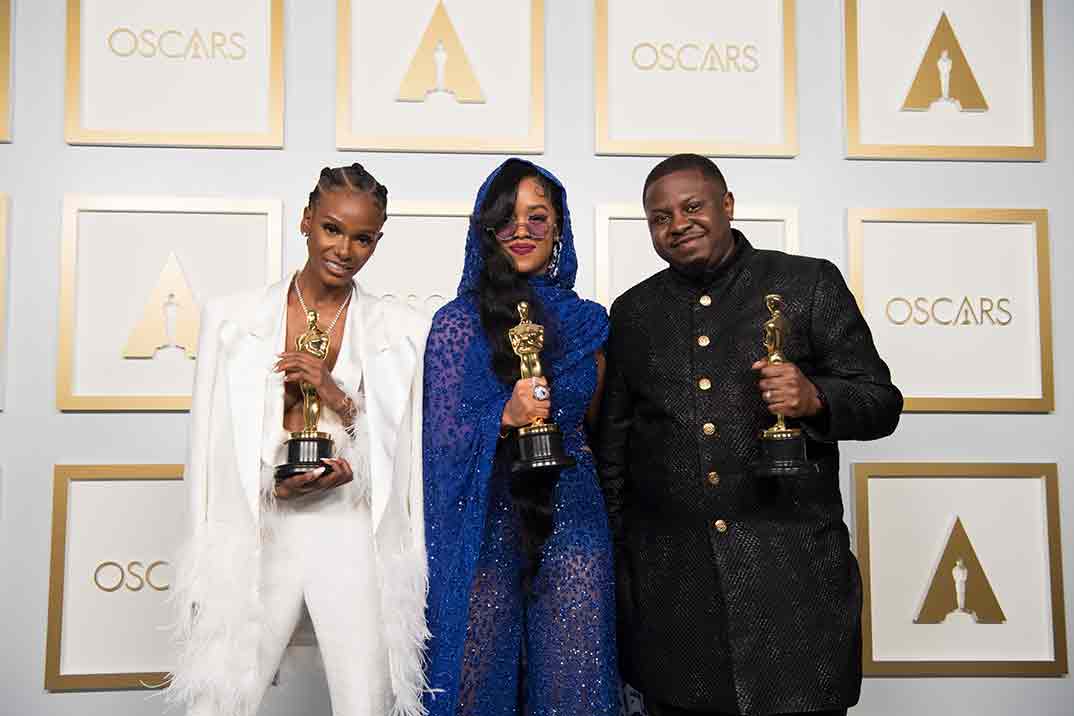 Tiara Thomas, HER y Dernst Emile - Premios Oscar 2021 © Matt Petit / AMPAS