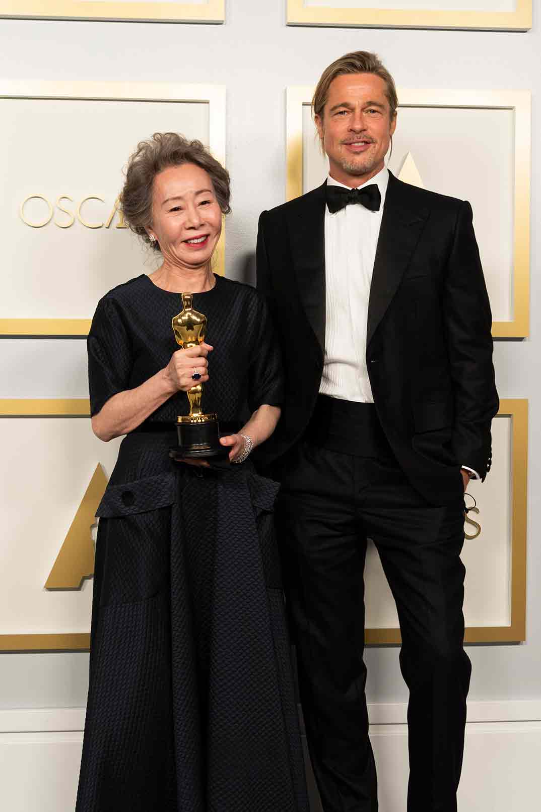 Yuh-Jung Youn y Brad Pitt - Premios Oscar 2021 © Matt Petit / AMPAS