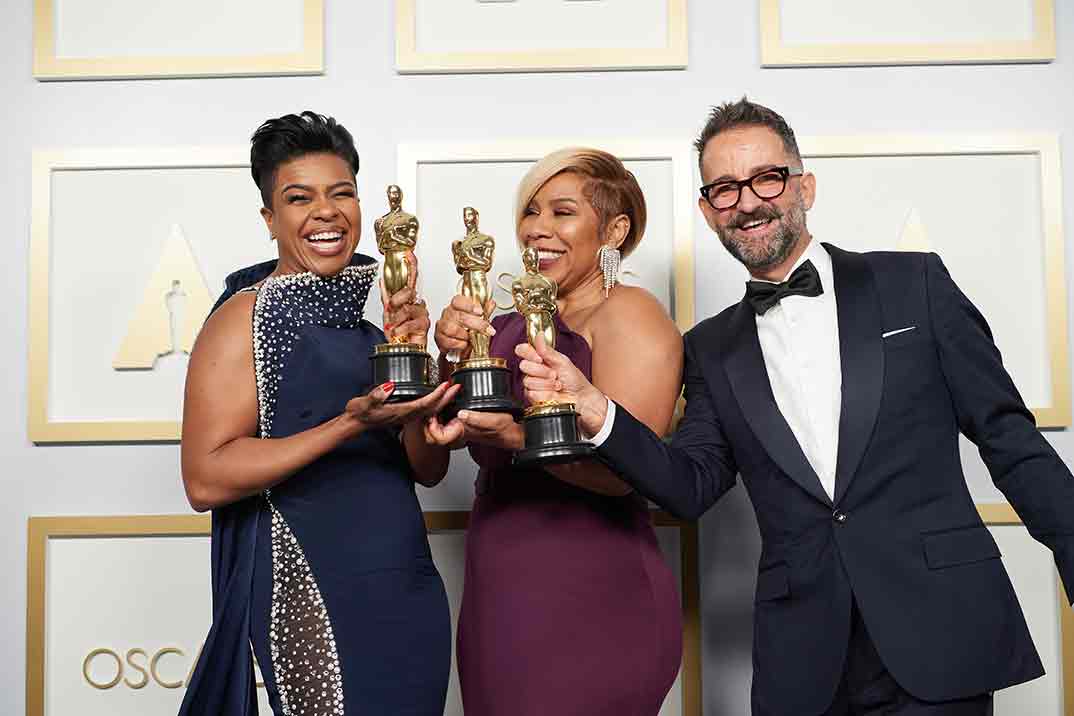 amika Wilson , Sergio Lopez-Rivera y Mia Neal - Premios Oscar 2021 © Matt Petit / AMPAS