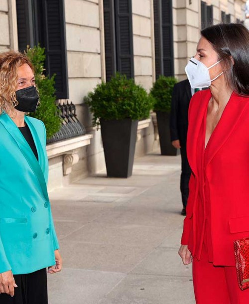 La reina Letizia recupera su traje rojo favorito