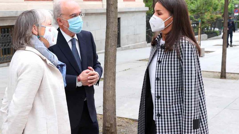 La reina Letizia estrena el trench de cuadros vichy perfecto