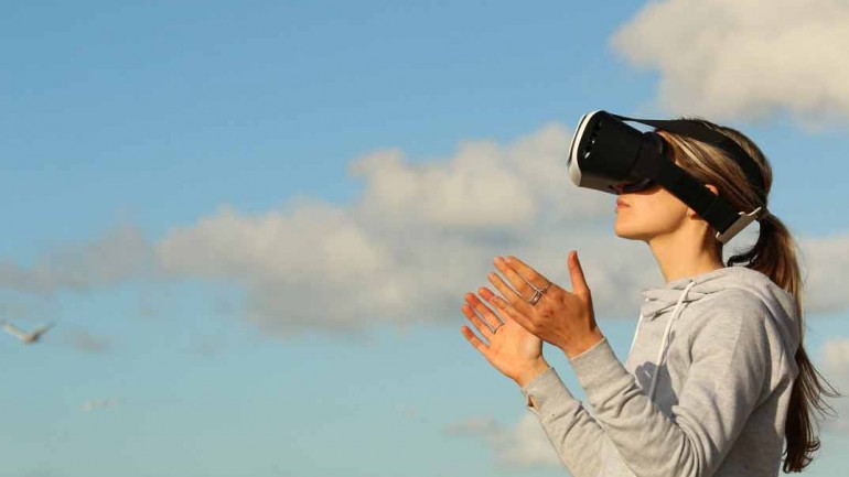 Tecnologías modernas para mujeres mayores que hacen la vida más cómoda