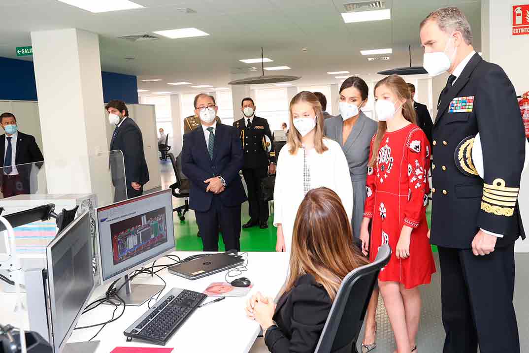 Reyes Felipe y Letizia con sus hijas Leonor y Sofía - Astilleros de Navantia. Cartagena © Casa S.M.El Rey