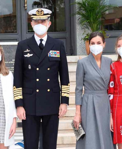 Los looks primaverales de la reina Letizia y sus hijas en Cartagena