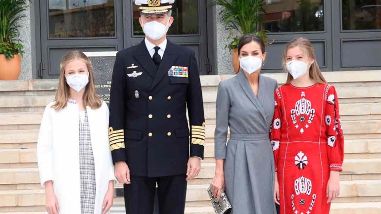 Los looks primaverales de la reina Letizia y sus hijas en Cartagena