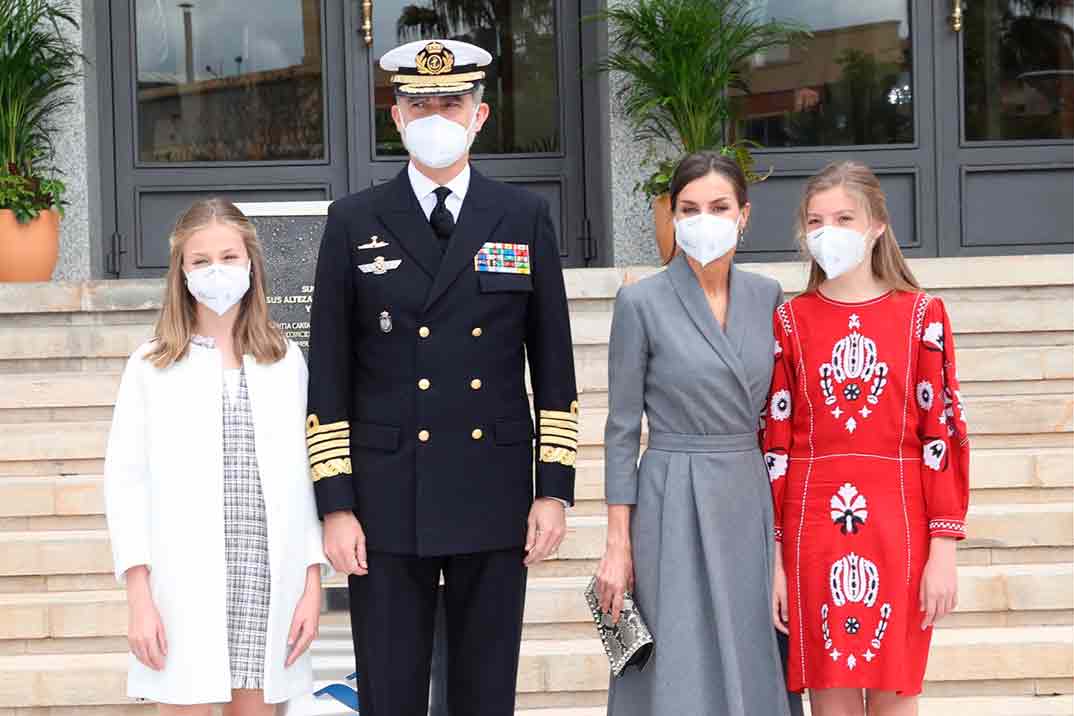 Los looks primaverales de la reina Letizia y sus hijas en Cartagena