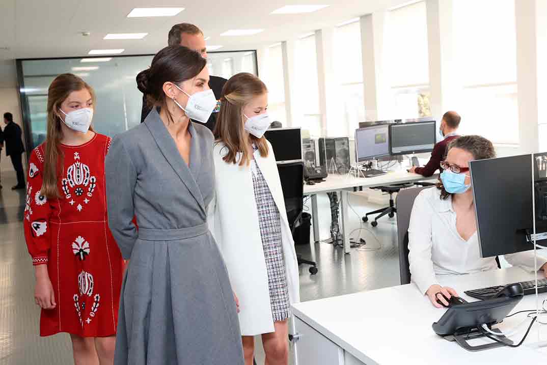 Reyes Felipe y Letizia con sus hijas Leonor y Sofía - Astilleros de Navantia. Cartagena © Casa S.M.El Rey