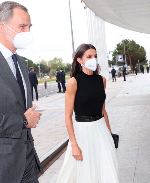 El perfecto look en blanco y negro, de estreno, de la reina Letizia