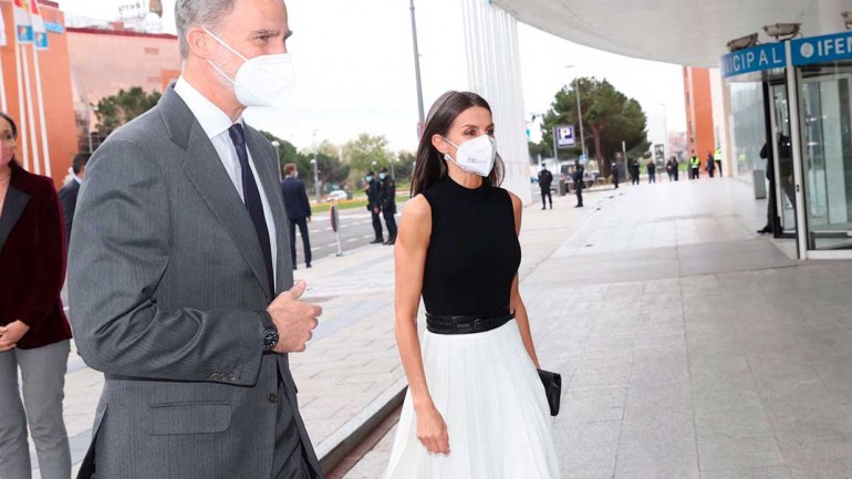 El perfecto look en blanco y negro, de estreno, de la reina Letizia