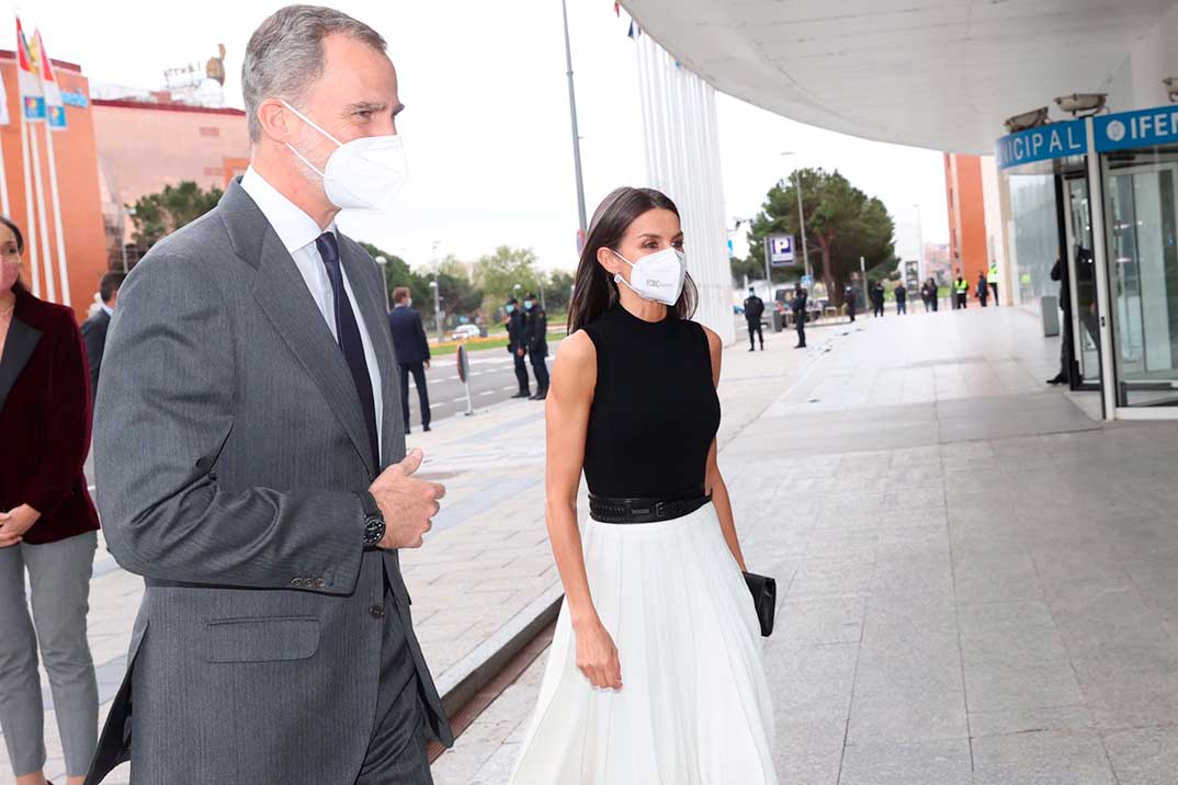 El perfecto look en blanco y negro, de estreno, de la reina Letizia