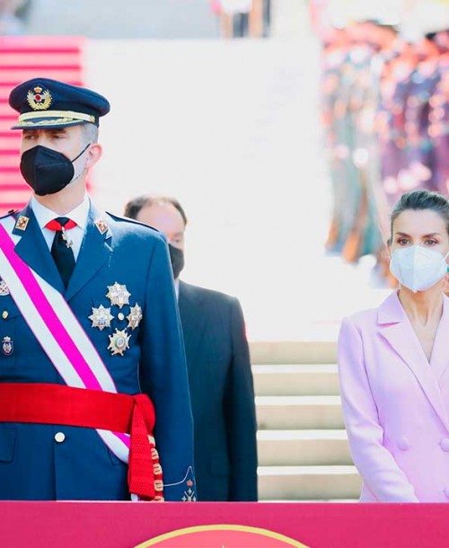 La reina Letizia «copia» el estilismo de Kate Middelton con un vestido-blazer rosa