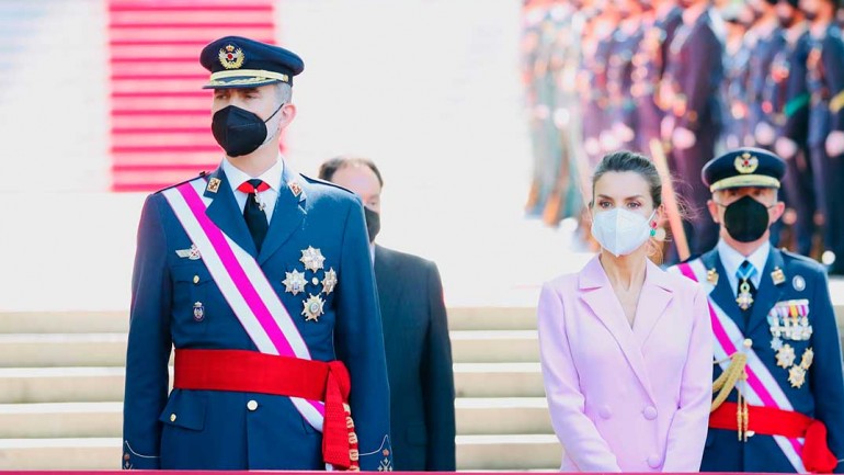 La reina Letizia «copia» el estilismo de Kate Middelton con un vestido-blazer rosa